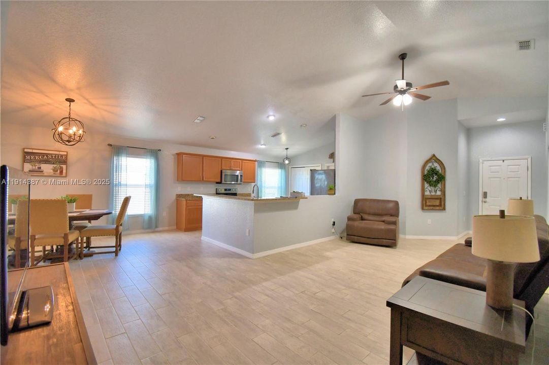 待售: $389,000 (4 贝兹, 2 浴室, 1749 平方英尺)