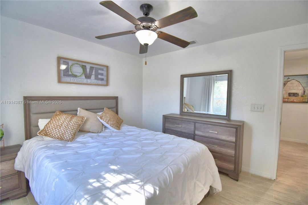 待售: $389,000 (4 贝兹, 2 浴室, 1749 平方英尺)