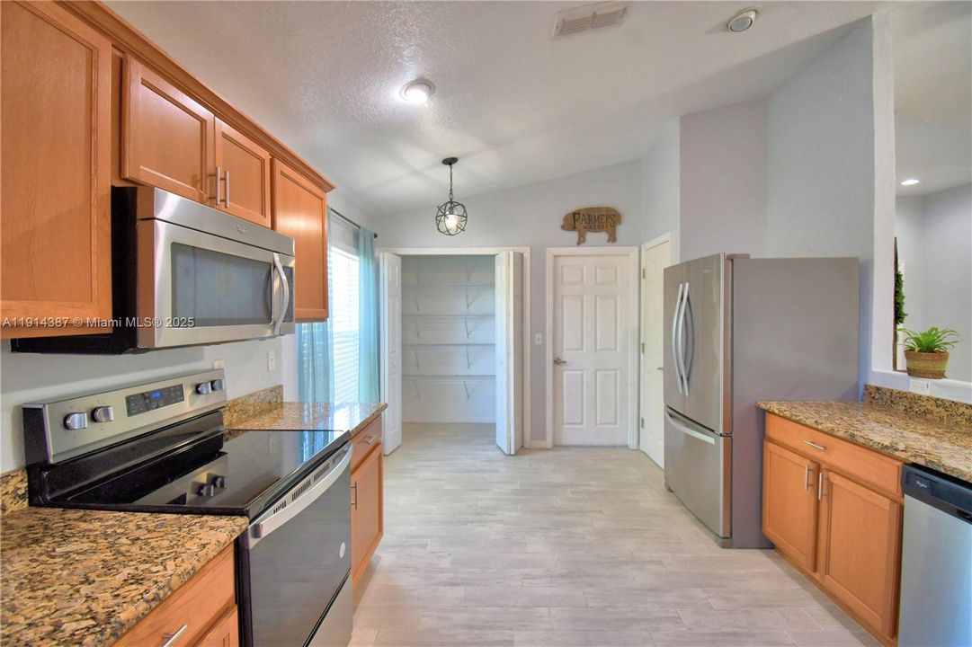 待售: $389,000 (4 贝兹, 2 浴室, 1749 平方英尺)