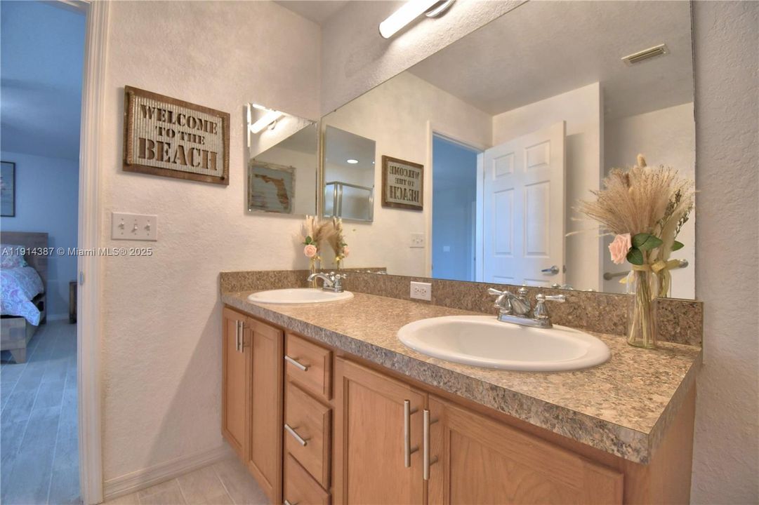 待售: $389,000 (4 贝兹, 2 浴室, 1749 平方英尺)