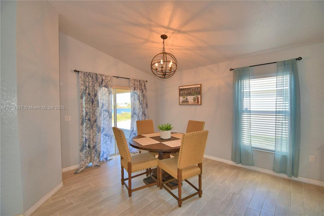 待售: $389,000 (4 贝兹, 2 浴室, 1749 平方英尺)