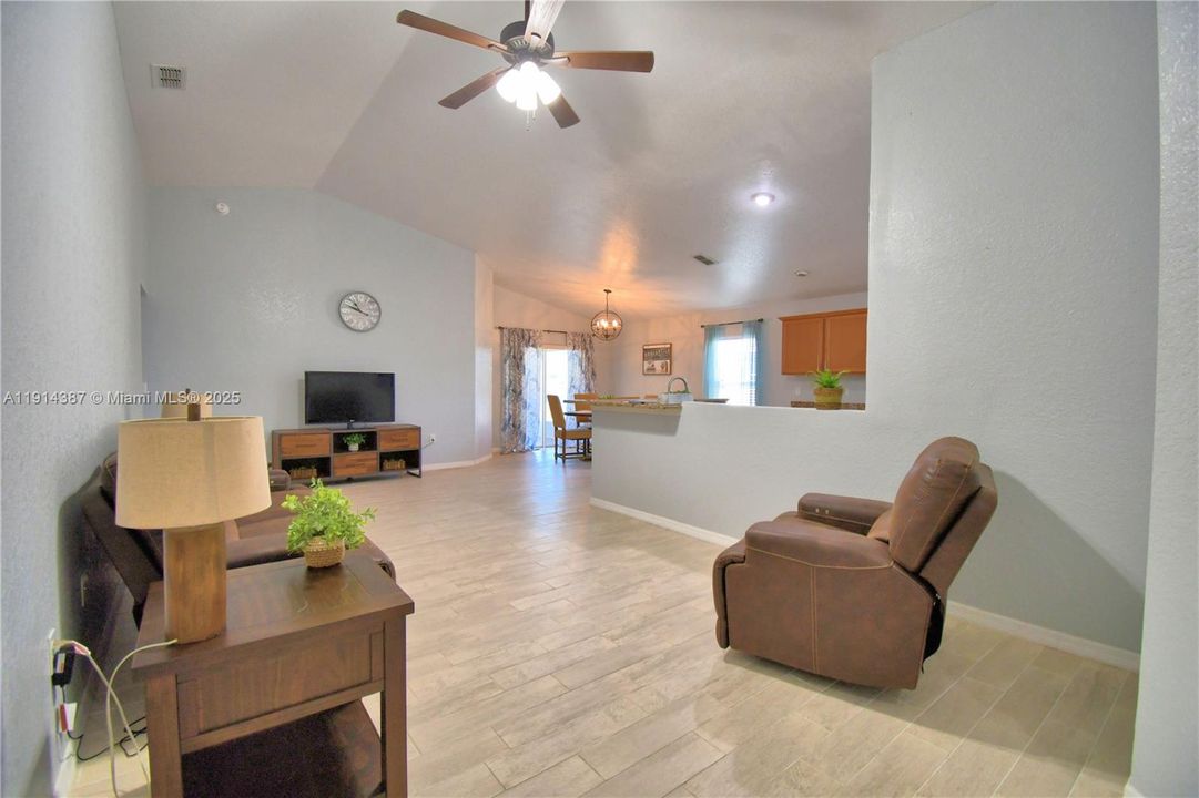 待售: $389,000 (4 贝兹, 2 浴室, 1749 平方英尺)