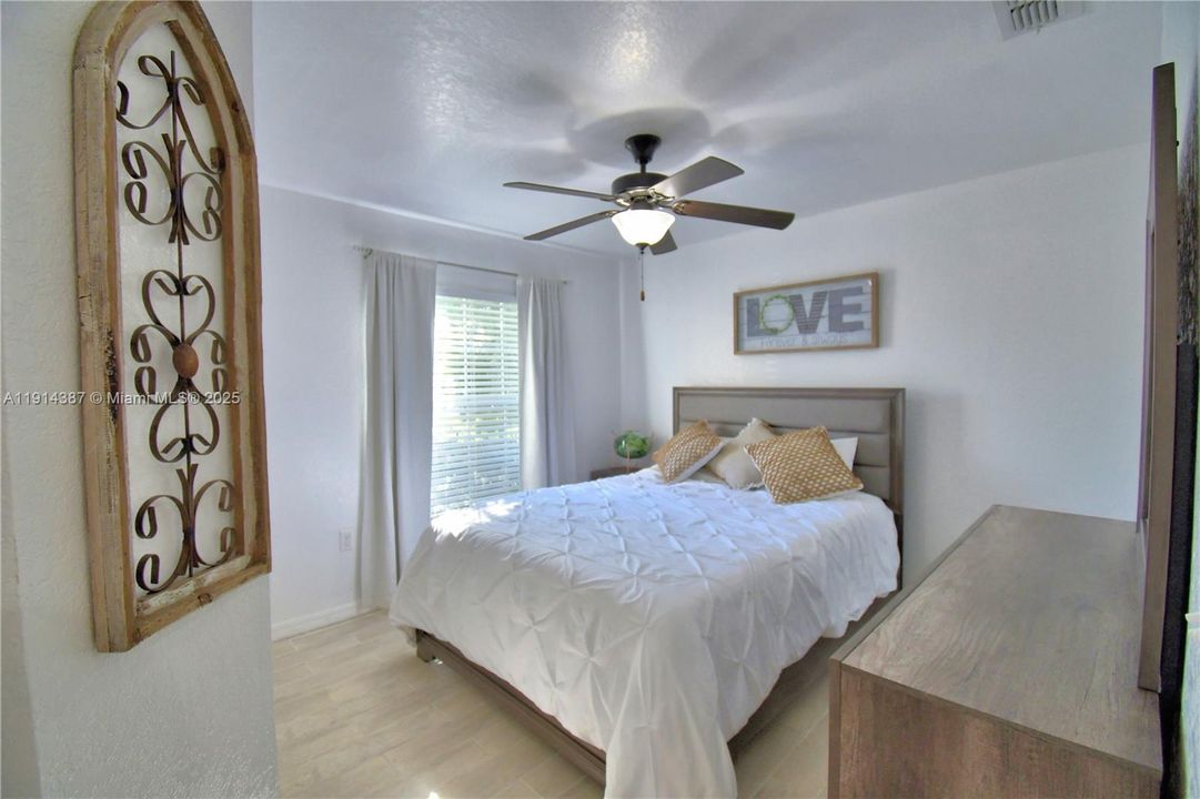 待售: $389,000 (4 贝兹, 2 浴室, 1749 平方英尺)