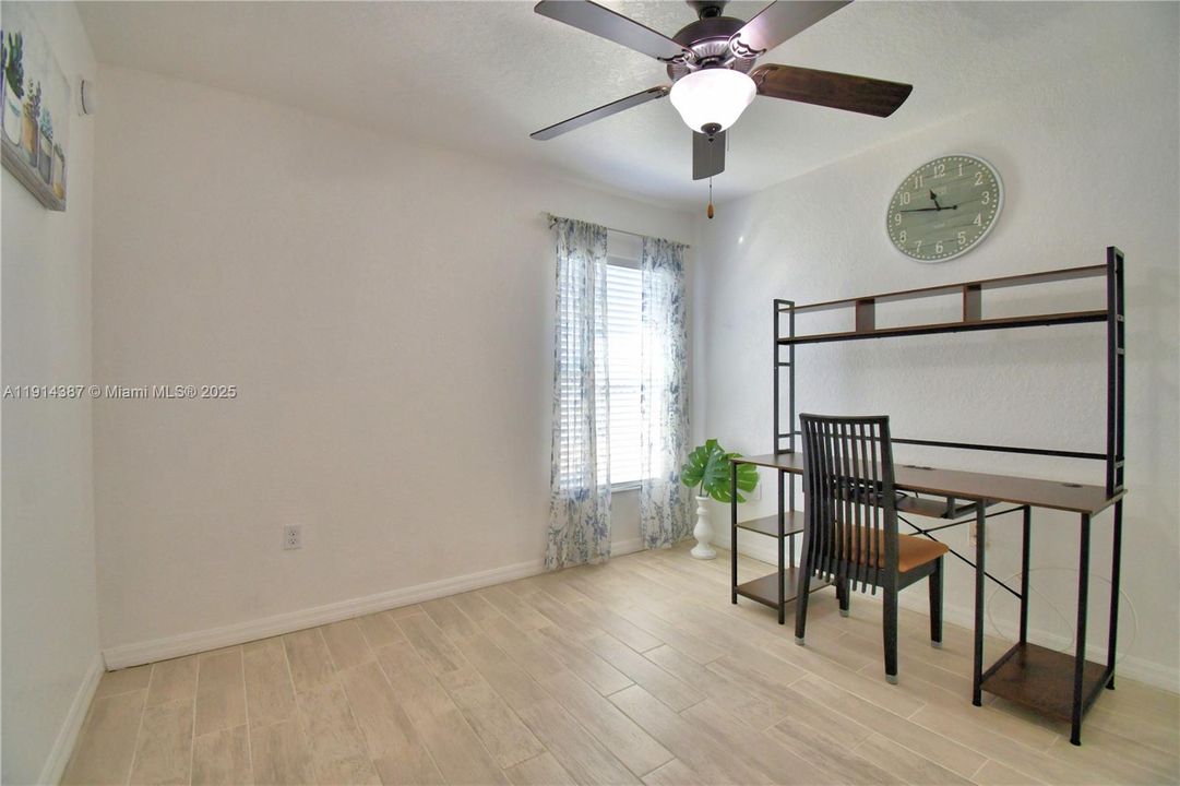 待售: $389,000 (4 贝兹, 2 浴室, 1749 平方英尺)