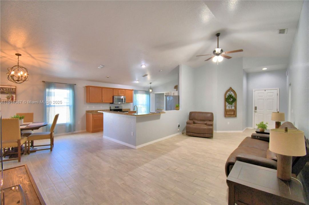 待售: $389,000 (4 贝兹, 2 浴室, 1749 平方英尺)