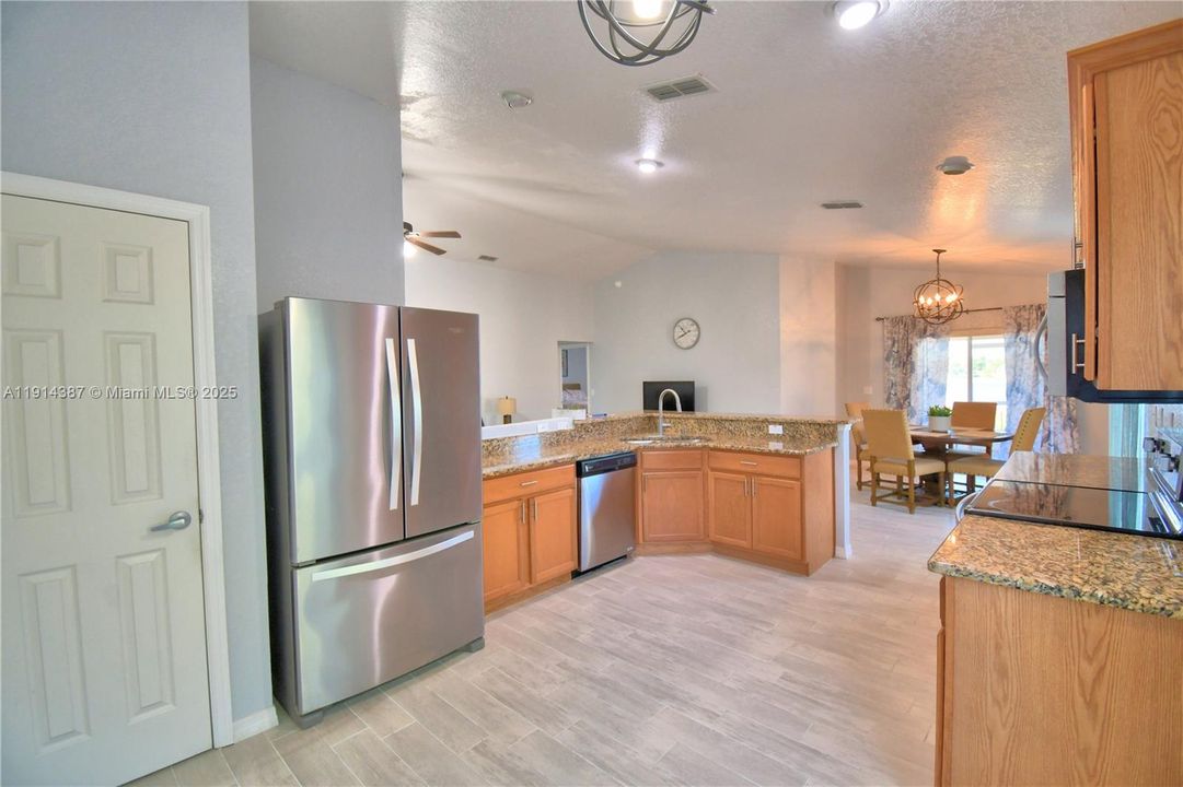 待售: $389,000 (4 贝兹, 2 浴室, 1749 平方英尺)