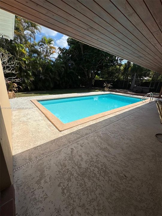 Под контрактом: $980,000 (3 спален, 3 ванн, 2042 Квадратных фут)