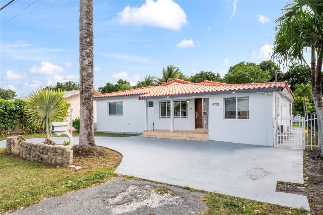 For Sale: $1,198,000 (3 beds, 2 baths, 2618 Square Feet)