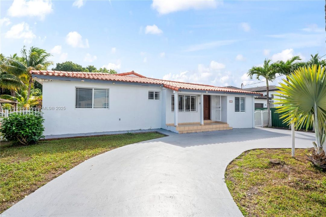 For Sale: $1,198,000 (3 beds, 2 baths, 2618 Square Feet)