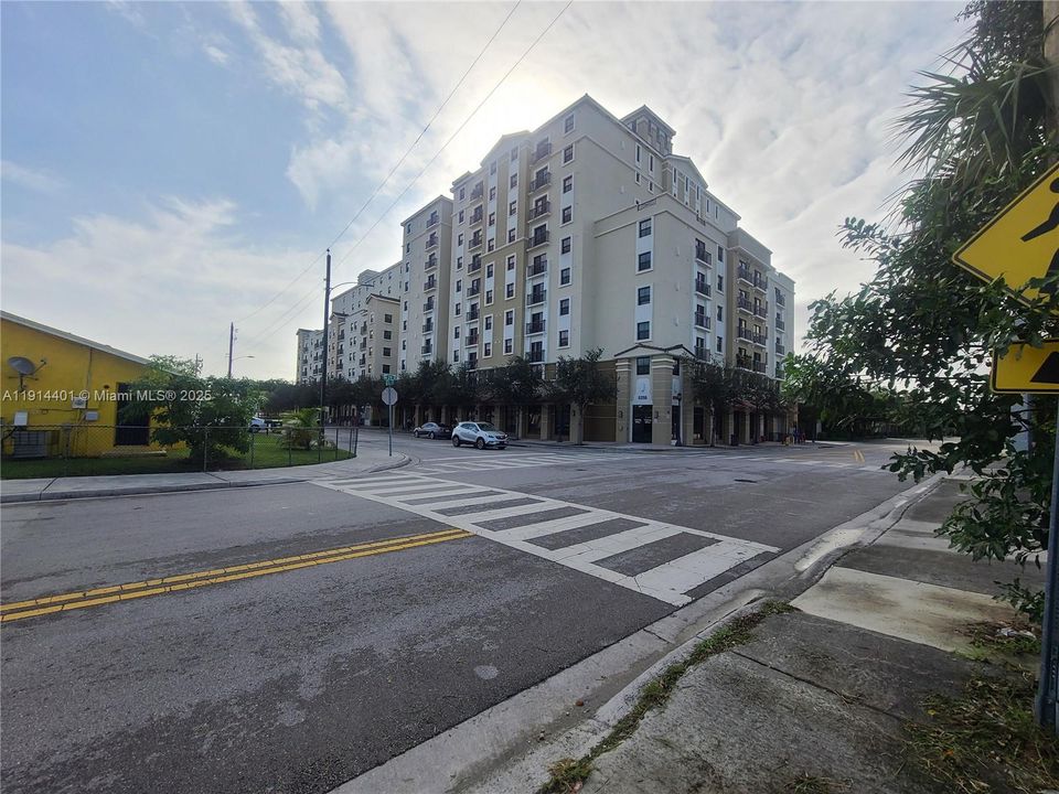 For Sale: $325,000 (2 beds, 1 baths, 1033 Square Feet)