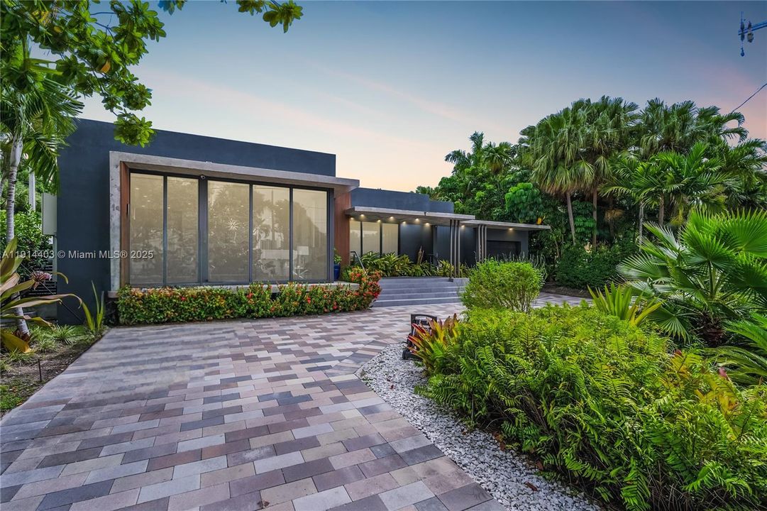 For Sale: $3,100,000 (4 beds, 4 baths, 3216 Square Feet)