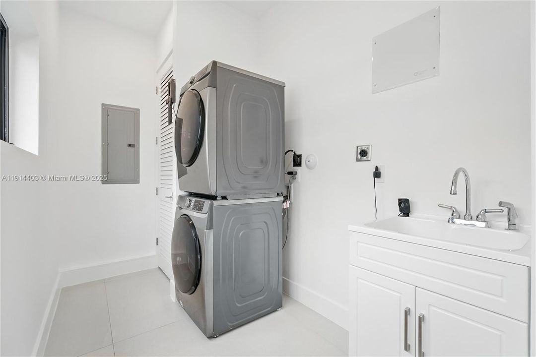 For Sale: $3,100,000 (4 beds, 4 baths, 3216 Square Feet)