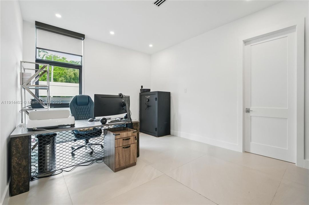 For Sale: $3,100,000 (4 beds, 4 baths, 3216 Square Feet)