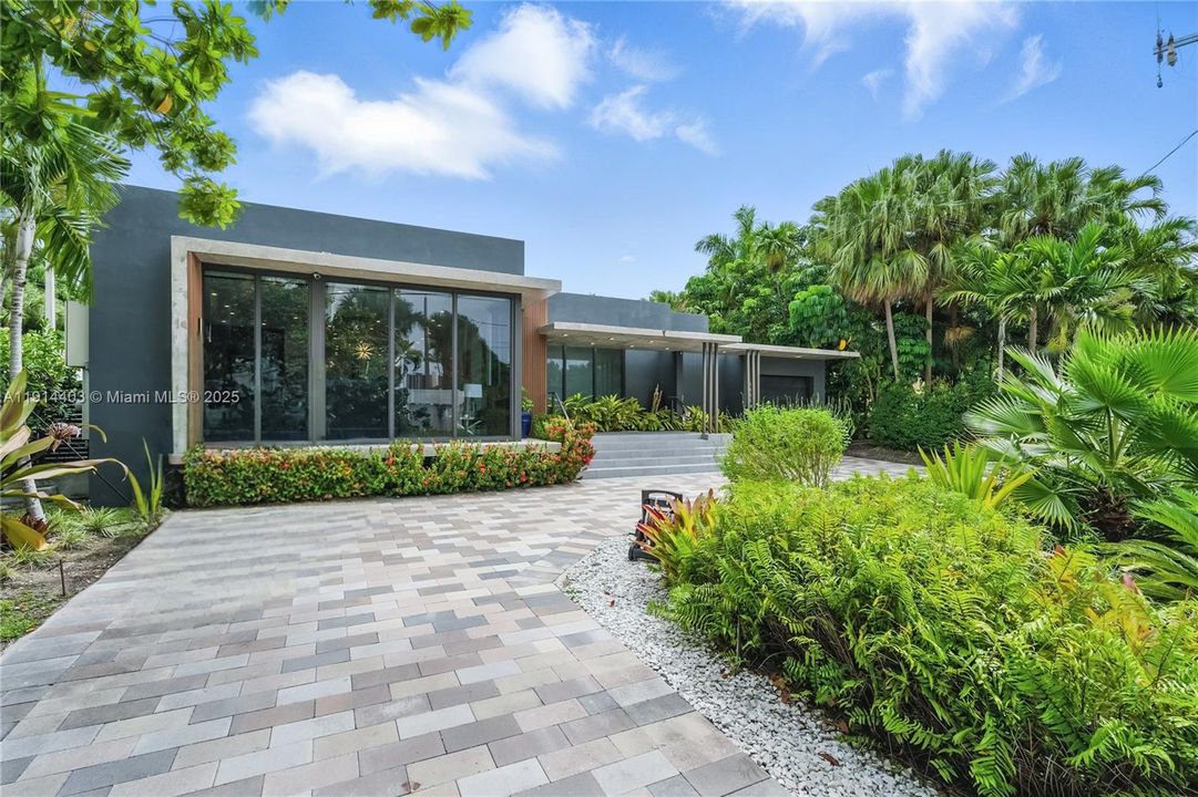 For Sale: $3,100,000 (4 beds, 4 baths, 3216 Square Feet)