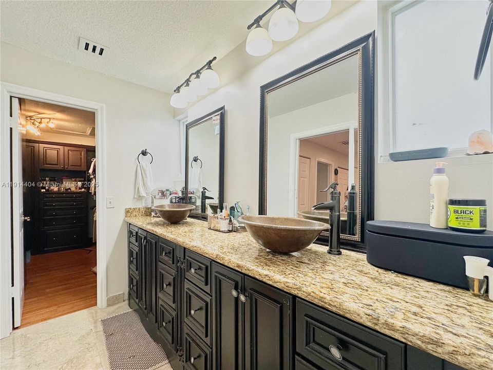 待售: $1,175,000 (4 贝兹, 3 浴室, 0 平方英尺)