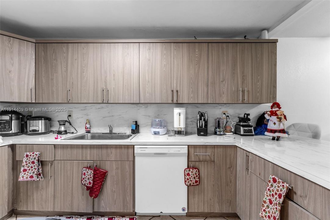 Active With Contract: $245,000 (2 beds, 2 baths, 960 Square Feet)