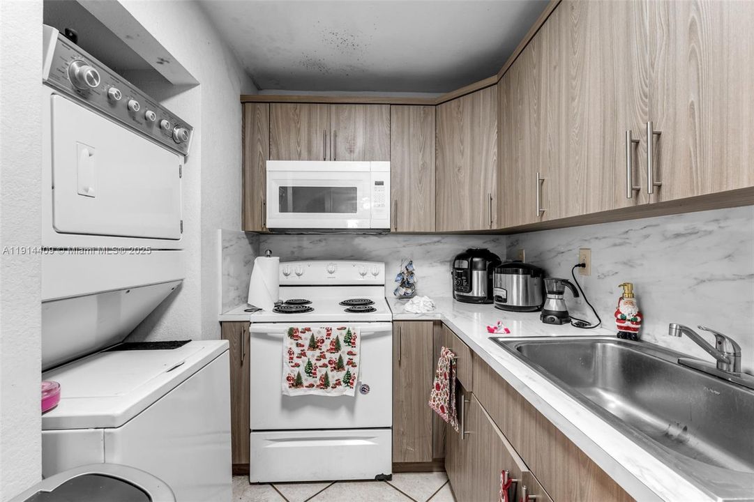 Active With Contract: $245,000 (2 beds, 2 baths, 960 Square Feet)