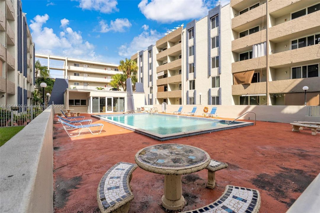 Active With Contract: $245,000 (2 beds, 2 baths, 960 Square Feet)