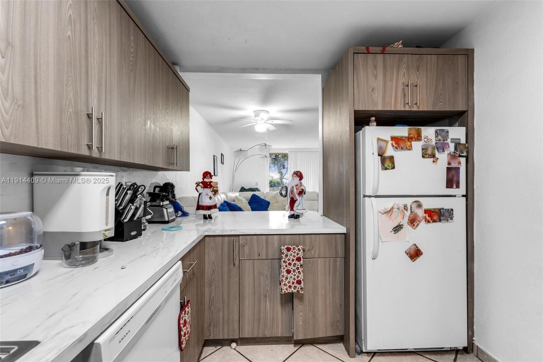 Active With Contract: $245,000 (2 beds, 2 baths, 960 Square Feet)