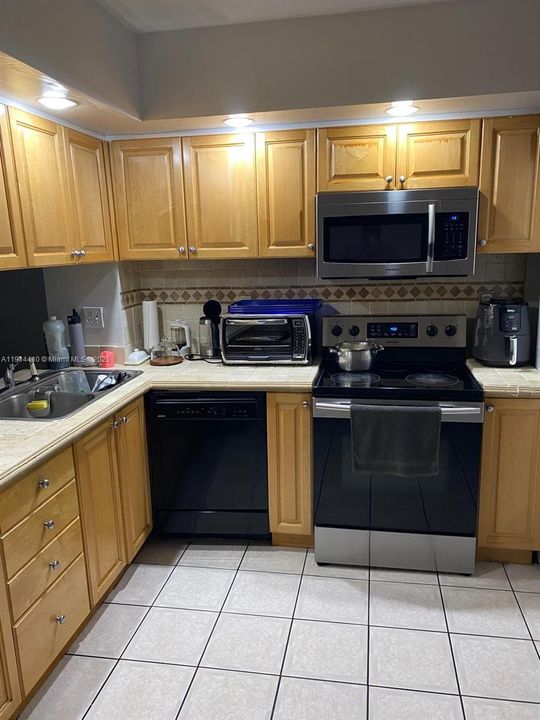 Activo con contrato: $275,000 (2 camas, 2 baños, 1056 Pies cuadrados)