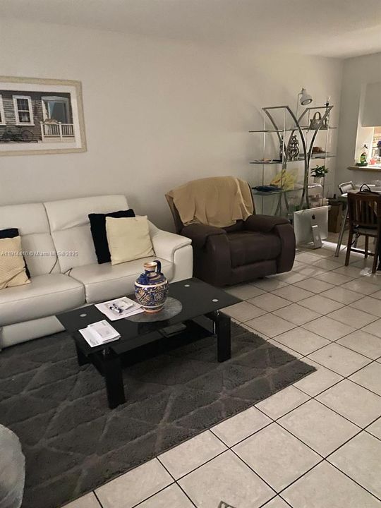 Activo con contrato: $275,000 (2 camas, 2 baños, 1056 Pies cuadrados)