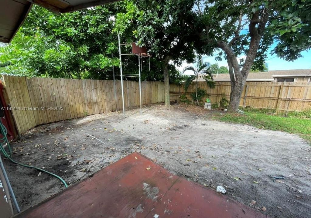 Active With Contract: $2,750 (4 beds, 2 baths, 1759 Square Feet)