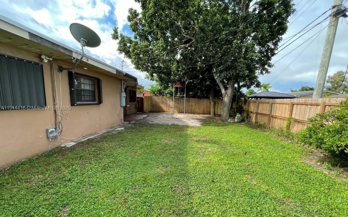 Active With Contract: $2,750 (4 beds, 2 baths, 1759 Square Feet)
