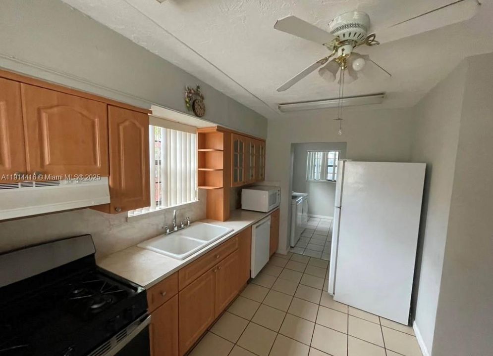 Active With Contract: $2,750 (4 beds, 2 baths, 1759 Square Feet)