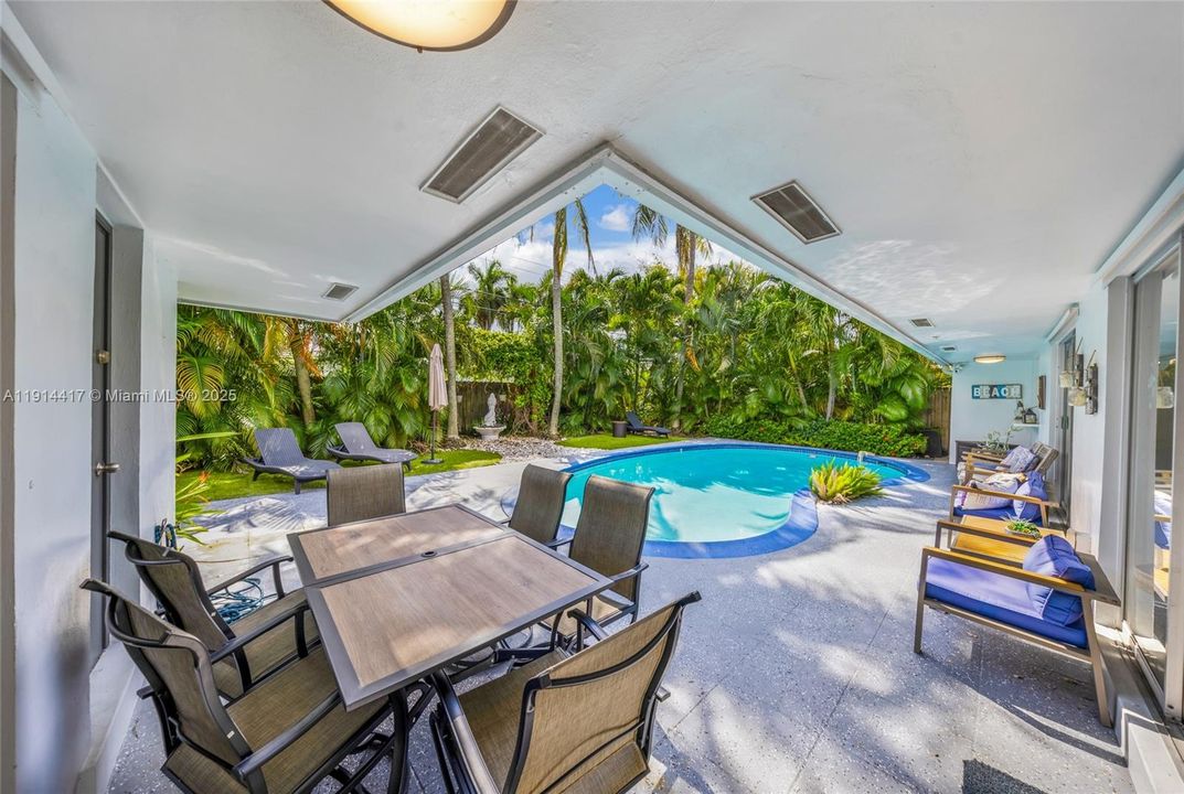 En Venta: $949,000 (3 camas, 2 baños, 1525 Pies cuadrados)