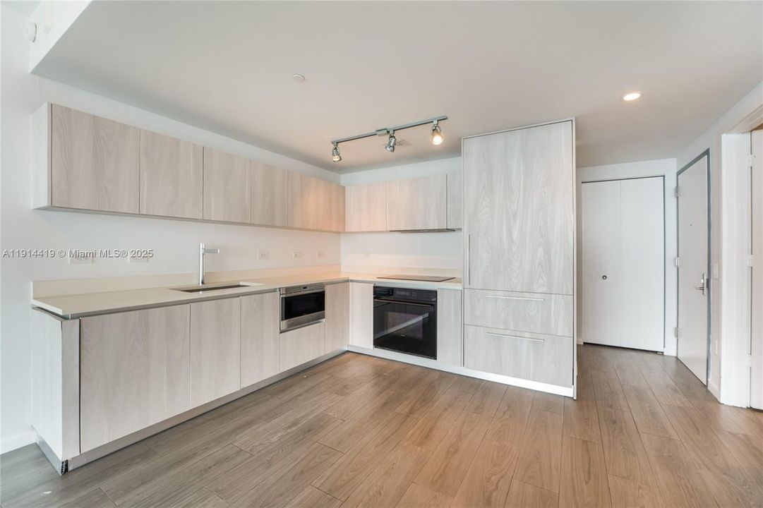 Под контрактом: $8,000 (3 спален, 3 ванн, 1526 Квадратных фут)