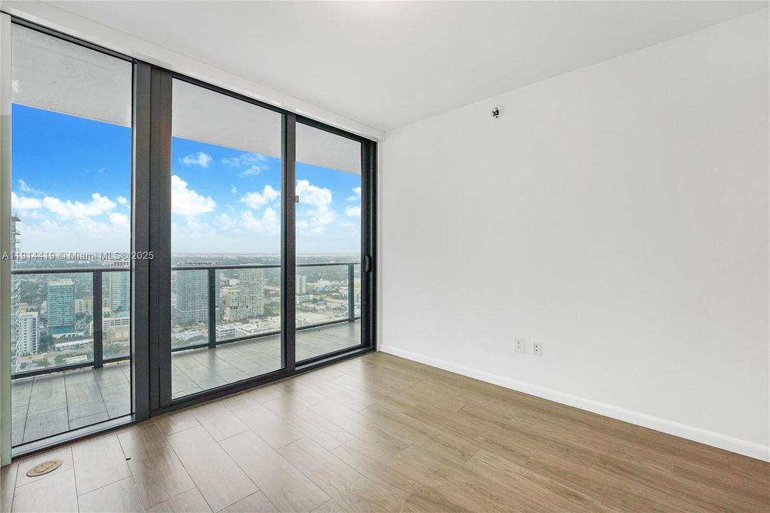 Под контрактом: $8,000 (3 спален, 3 ванн, 1526 Квадратных фут)