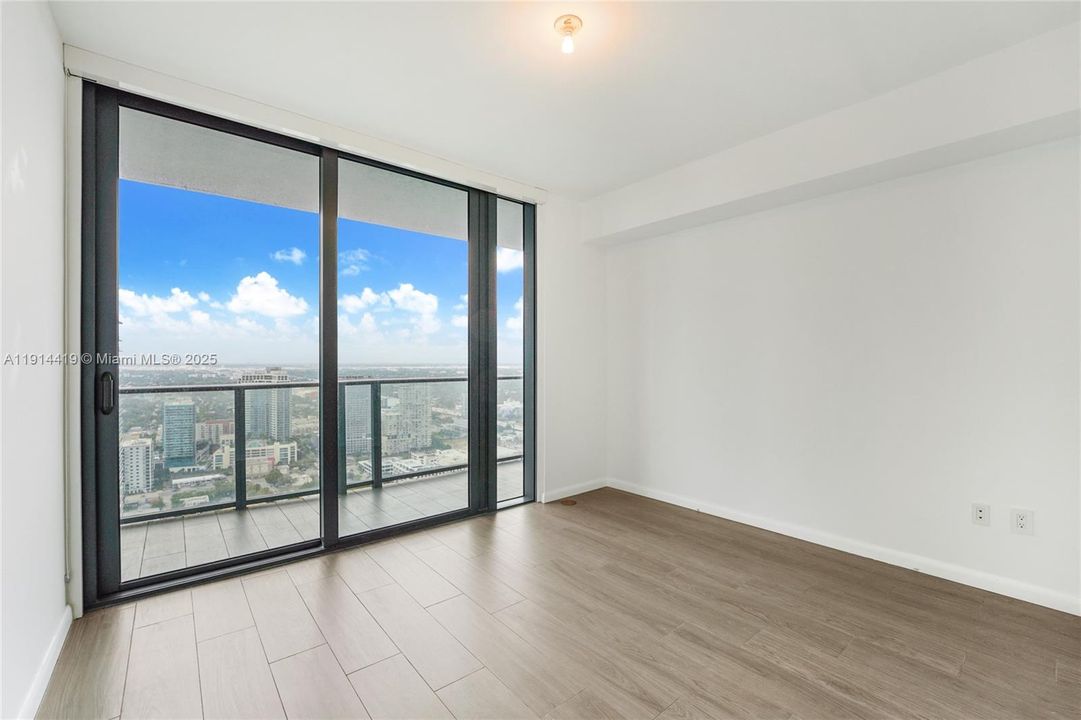 Под контрактом: $8,000 (3 спален, 3 ванн, 1526 Квадратных фут)