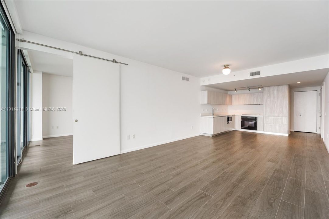 Под контрактом: $8,000 (3 спален, 3 ванн, 1526 Квадратных фут)