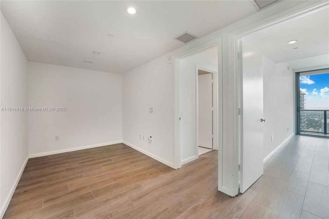 Под контрактом: $8,000 (3 спален, 3 ванн, 1526 Квадратных фут)