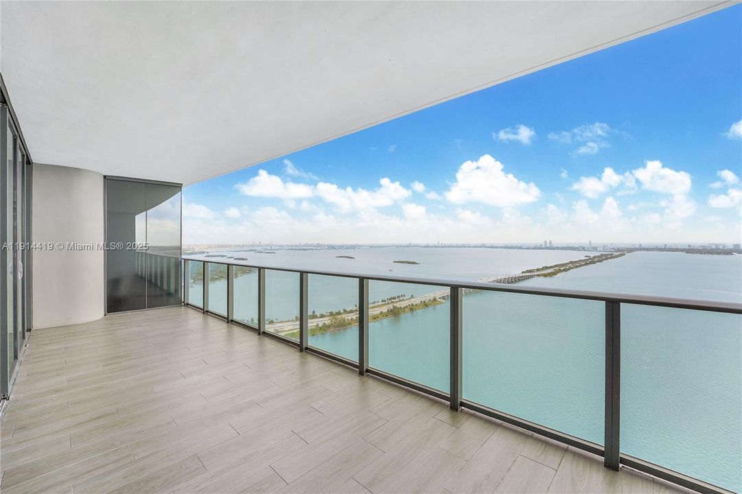 Под контрактом: $8,000 (3 спален, 3 ванн, 1526 Квадратных фут)