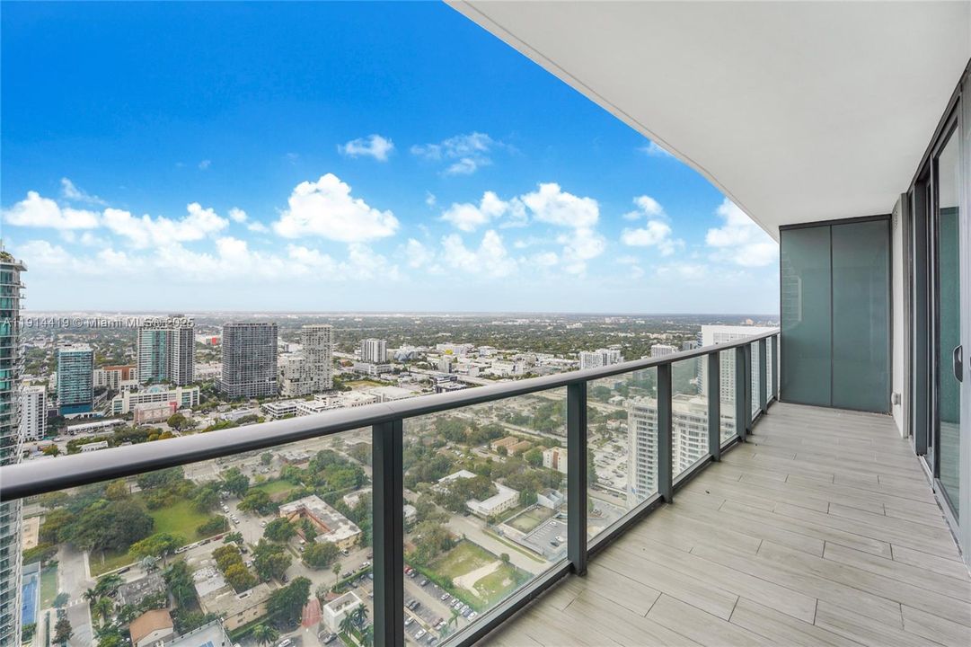 Под контрактом: $8,000 (3 спален, 3 ванн, 1526 Квадратных фут)