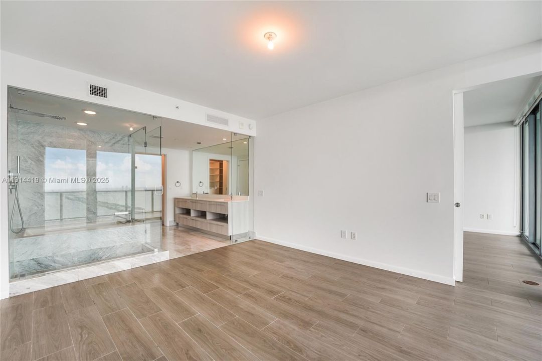 Под контрактом: $8,000 (3 спален, 3 ванн, 1526 Квадратных фут)