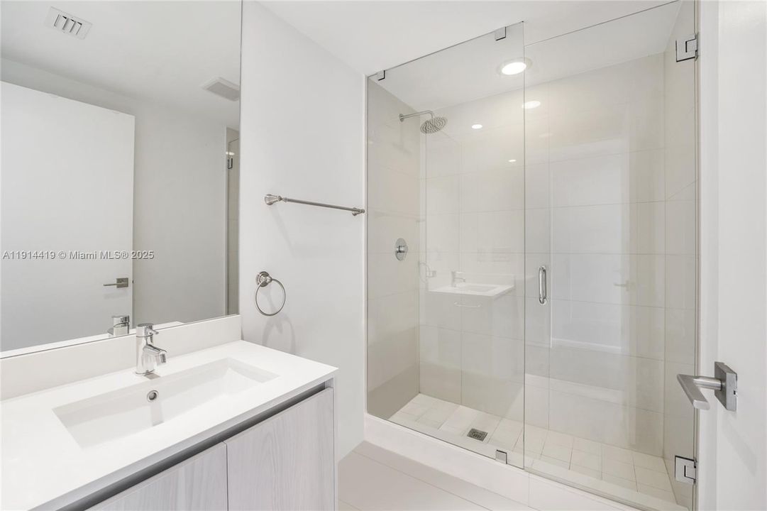 Под контрактом: $8,000 (3 спален, 3 ванн, 1526 Квадратных фут)