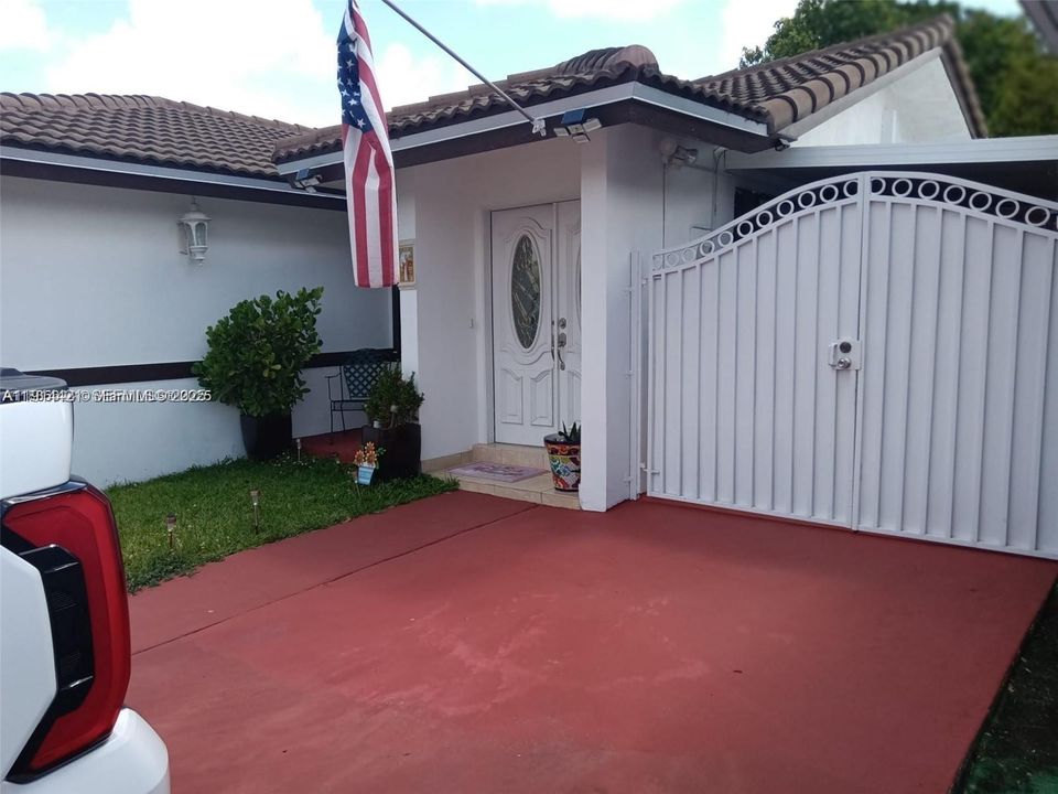 For Rent: $3,600 (3 beds, 2 baths, 1324 Square Feet)