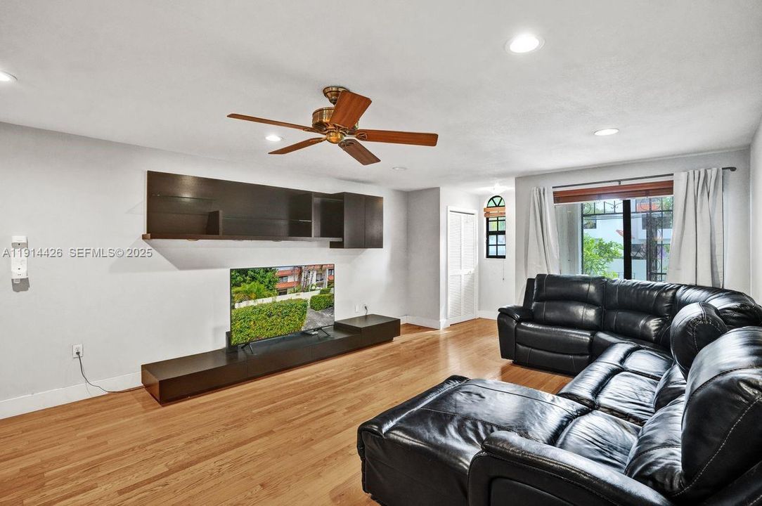 На продажу: $430,000 (2 спален, 2 ванн, 1507 Квадратных фут)