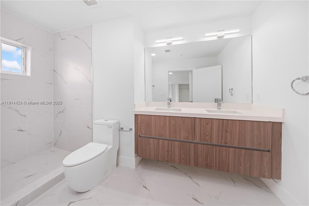 En Venta: $800,000 (4 camas, 2 baños, 1380 Pies cuadrados)