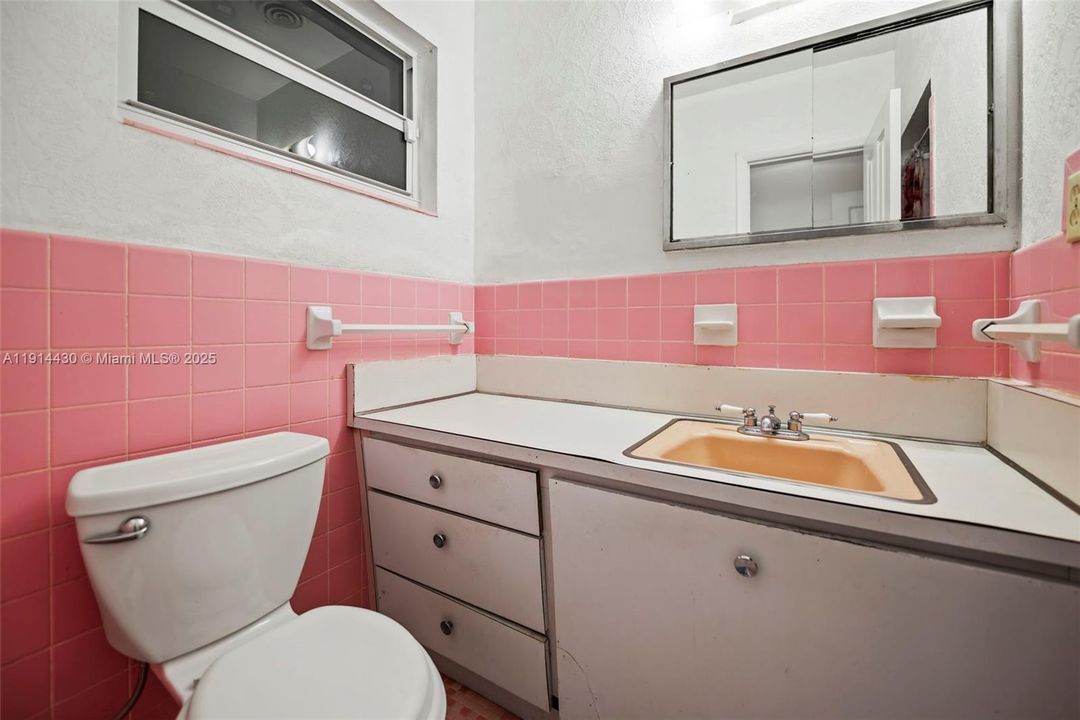 En Venta: $985,000 (3 camas, 2 baños, 1800 Pies cuadrados)