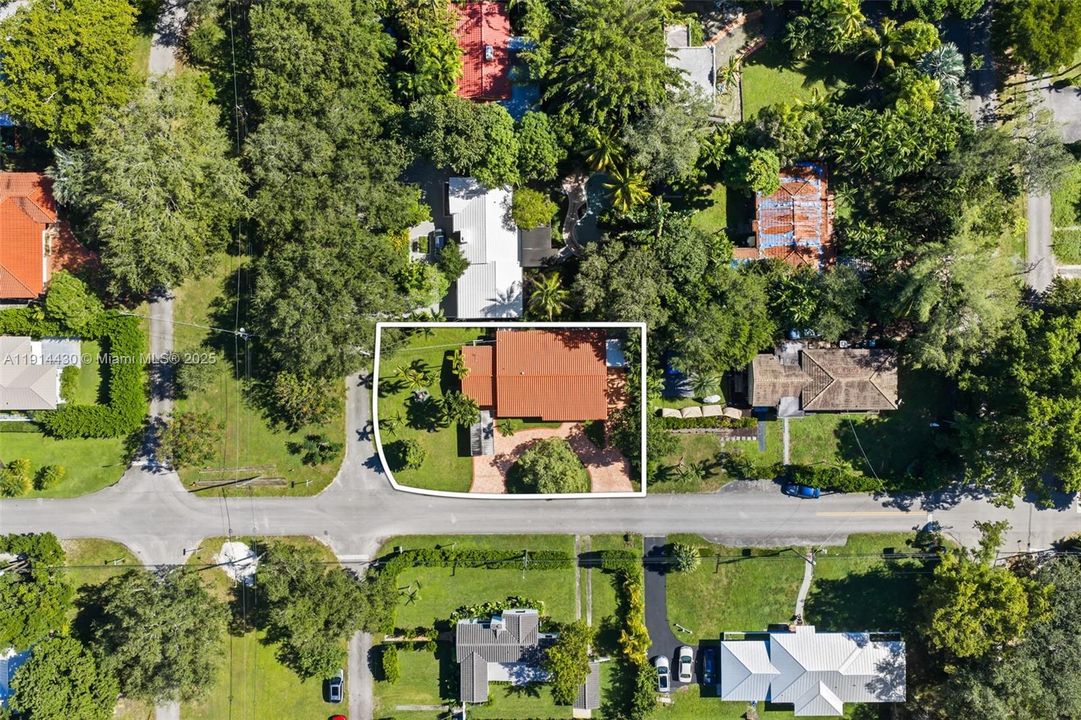 En Venta: $985,000 (3 camas, 2 baños, 1800 Pies cuadrados)