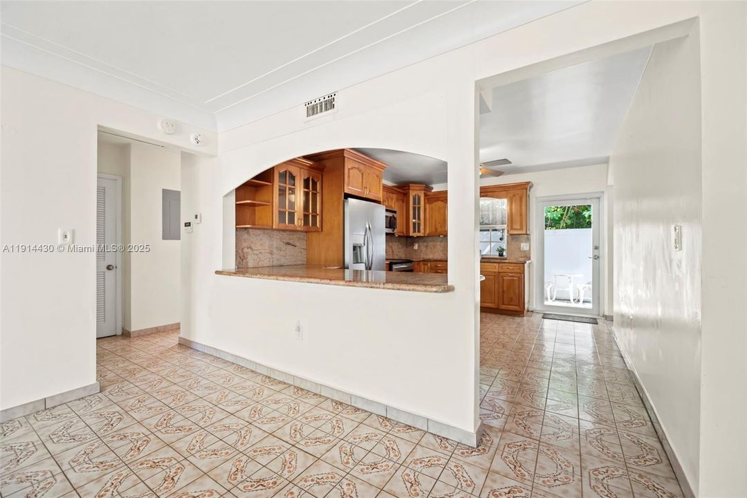 En Venta: $985,000 (3 camas, 2 baños, 1800 Pies cuadrados)