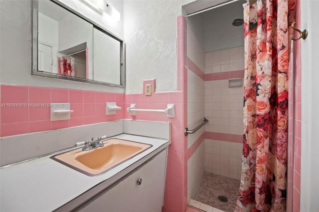 En Venta: $985,000 (3 camas, 2 baños, 1800 Pies cuadrados)