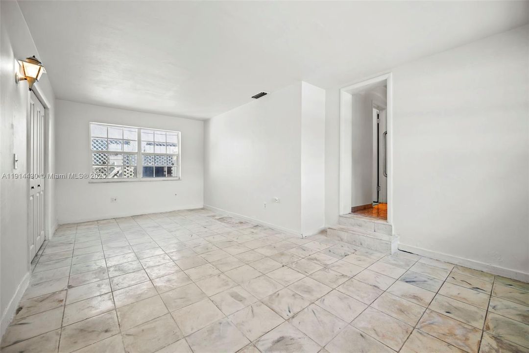 En Venta: $985,000 (3 camas, 2 baños, 1800 Pies cuadrados)