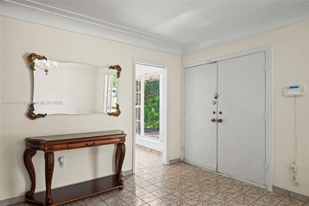 En Venta: $985,000 (3 camas, 2 baños, 1800 Pies cuadrados)