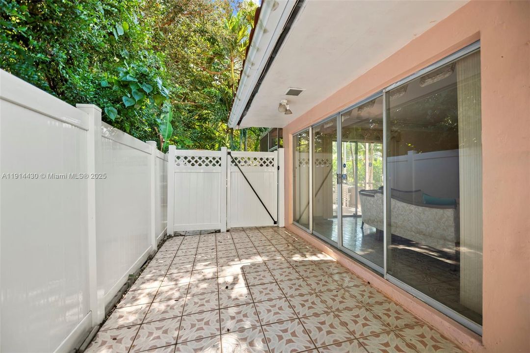 En Venta: $985,000 (3 camas, 2 baños, 1800 Pies cuadrados)