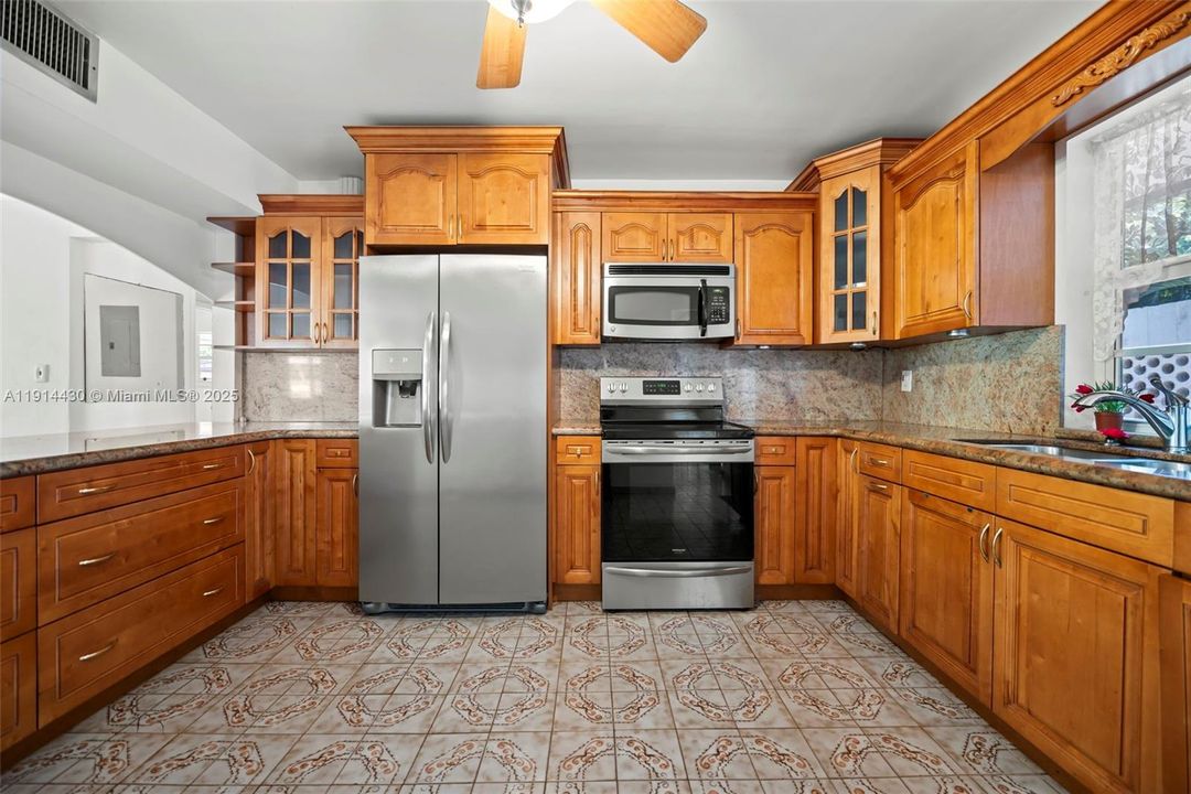 En Venta: $985,000 (3 camas, 2 baños, 1800 Pies cuadrados)