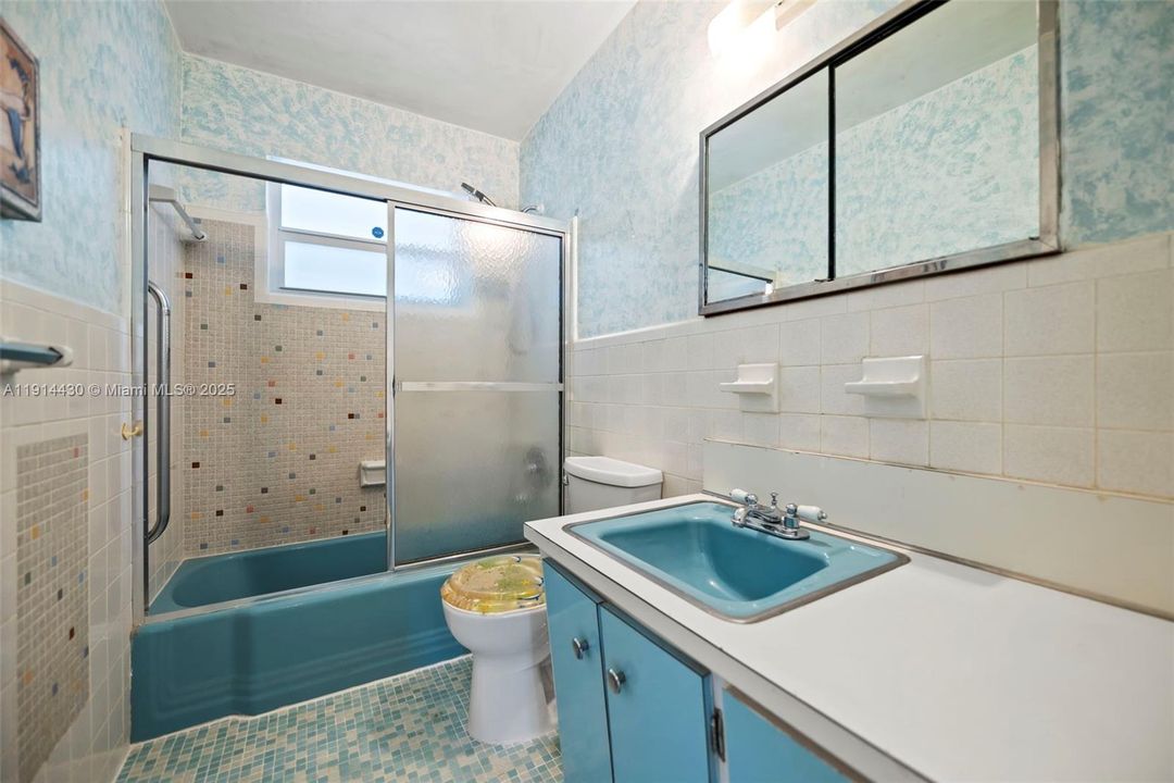 En Venta: $985,000 (3 camas, 2 baños, 1800 Pies cuadrados)